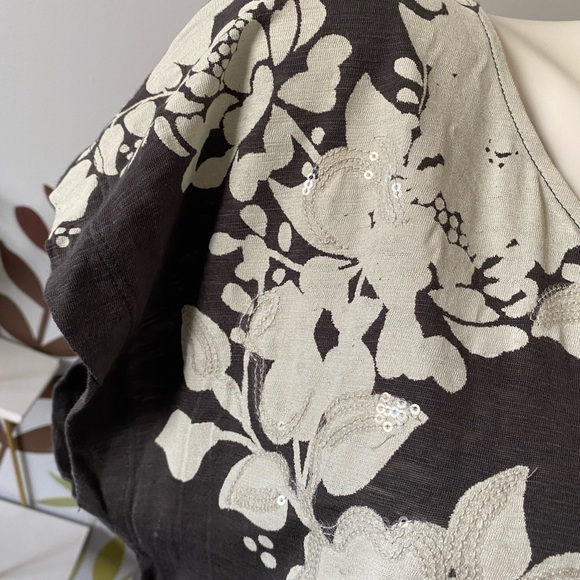 4/$20 Grey tee with white floral and subtle sequins - Picture 5 of 7